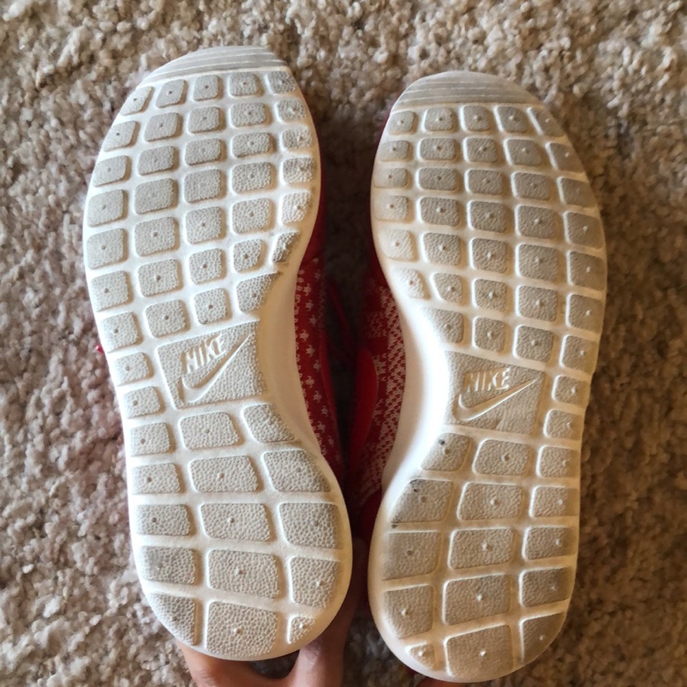 🎉2xHP🎉{Nike} Roshe One Winter red sneakers - Picture 5 of 5